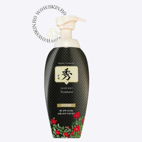Tratamentul Daeng Gi Meo Ri Dlae Soo pentru îngrijirea părului și prevenirea căderii acestuia, prezentat într-un recipient de 400 ml cu pompiță pentru o aplicare ușoară, este soluția perfectă pentru cei care își doresc să mențină un păr sănătos și plin de viață. Cu un design autentic coreean și îmbogățit cu ingrediente tradiționale, acest tratament promite să întărească firul de păr, să stimuleze scalpul și să promoveze o creștere viguroasă. Ideal pentru utilizarea regulată, Daeng Gi Meo Ri Dlae Soo
